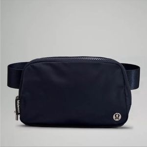 Lululemon everywhere belt bag in black NWT